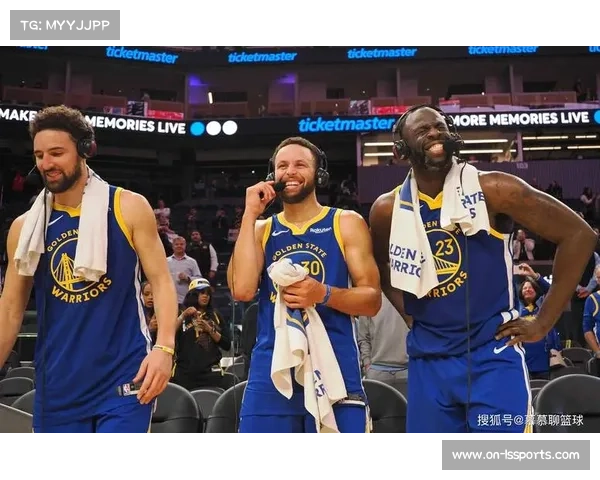 追梦格林与场边球迷发生言语争执，裁判介入调解